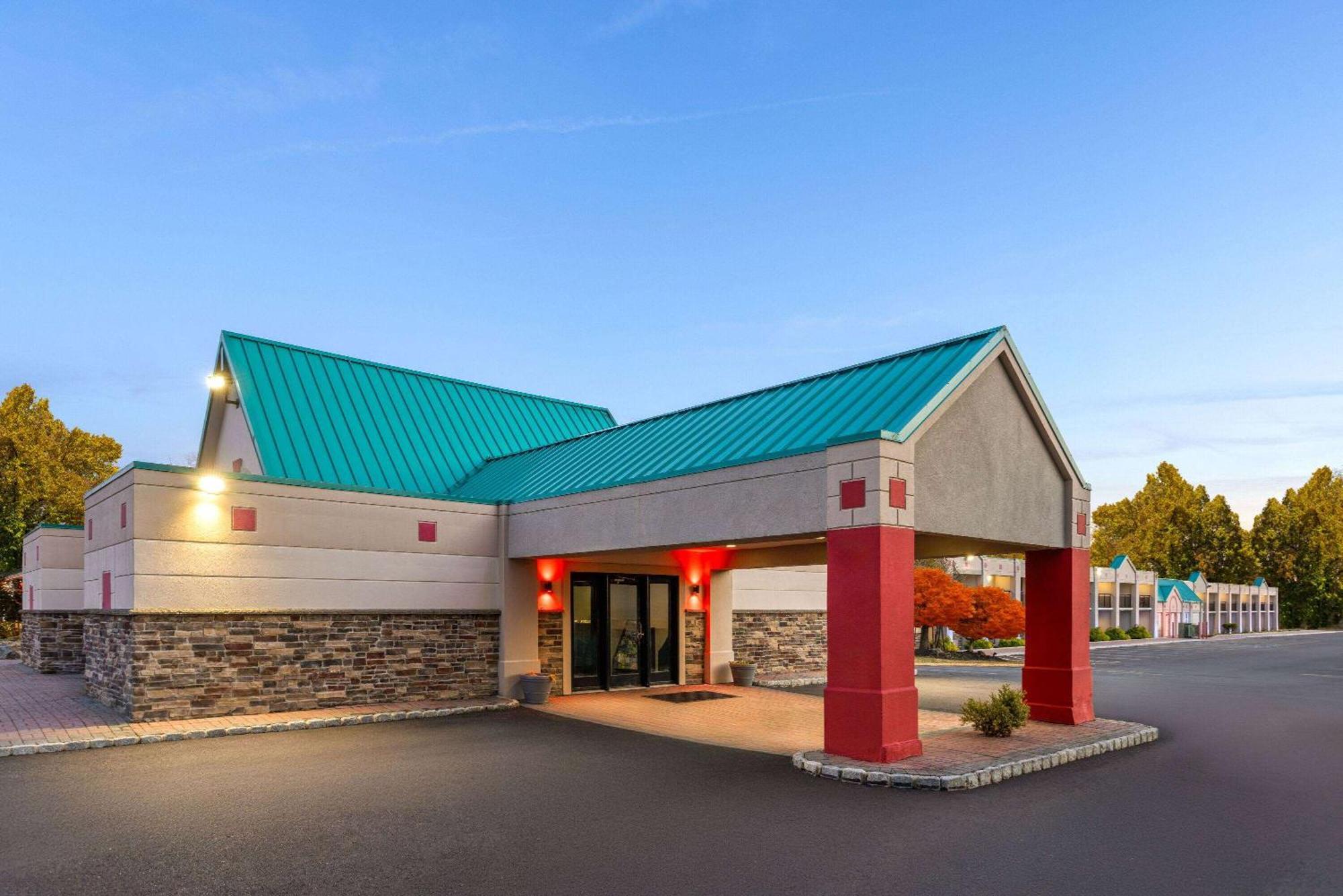 Hotel Ramada By Wyndham Parsippany Exterior foto